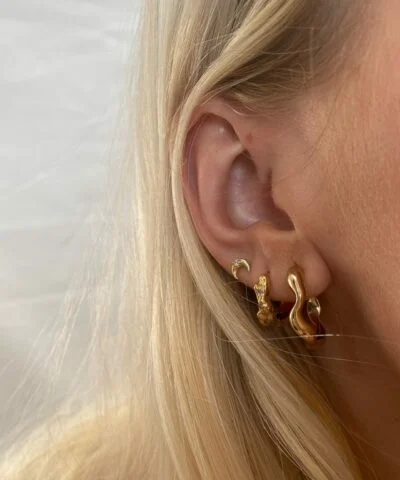 Øreringestyling med hoops og ørestikker